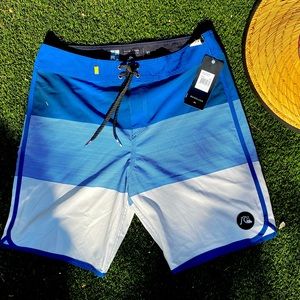 BRAND NEW Quiksilver 32W Mens Beach Short
